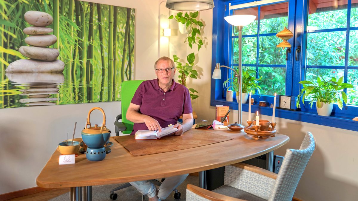 Heinfried Kortsch an seinem Schreibtisch in der Praxis